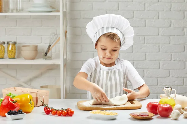 Kleiner Junge mit Mütze und Kochschürze — Stockfoto