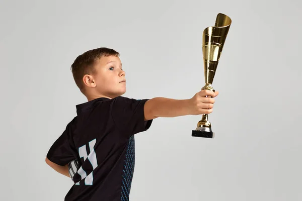Fotbollsspelare som håller en gyllene kopp — Stockfoto