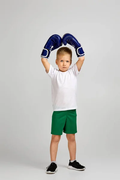 Boxing lutador menino em luvas de boxer — Fotografia de Stock