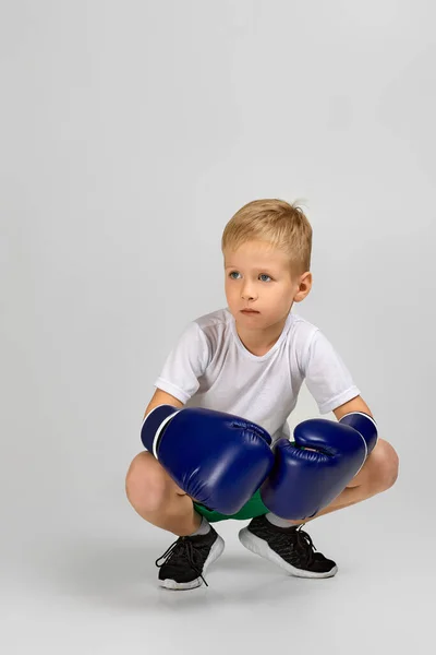 Boxning fighter pojke i boxerhandskar — Stockfoto