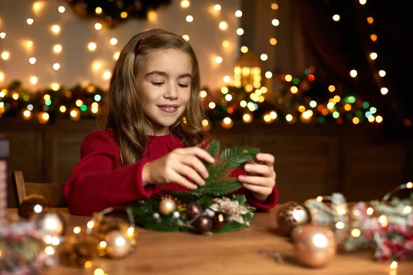 Mała dziewczynka robi ręcznie robiony świąteczny wieniec — Zdjęcie stockowe