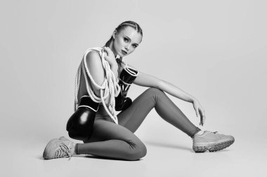 Siyah boks eldivenli, beyaz ipli seksi kadın modeli.