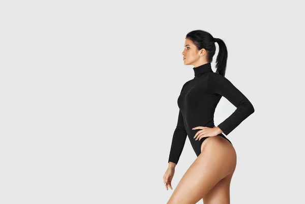Žena s dokonalým tělem v černé kombinéze — Stock fotografie