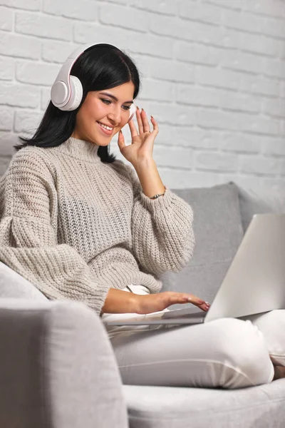 Mujer usando el ordenador portátil cuando se estudia en casa — Foto de Stock