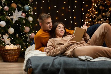 Sevgili çift Noel 'i kutluyor..