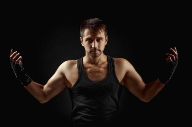 Esmer arka plandaki kaslı adam