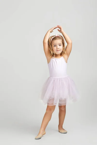 Criança menina sonhos de se tornar uma bailarina. — Fotografia de Stock