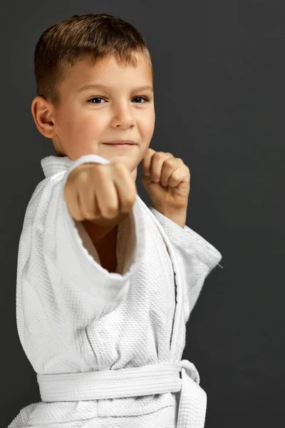 Niño vestido con un kimono de karate blanco —  Fotos de Stock