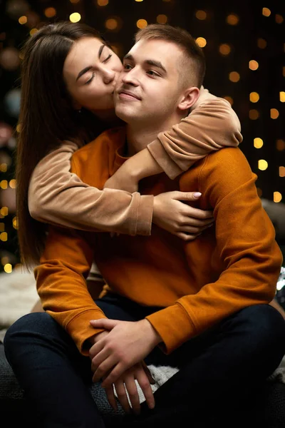 Pareja amorosa está celebrando la Navidad. — Foto de Stock