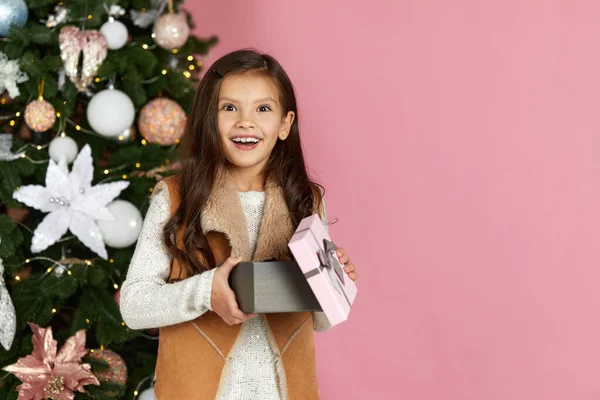 크리스마스 선물 상자를 들고 있는 소녀 — 스톡 사진