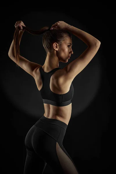 Mujer en ropa deportiva negra con cuerda de salto: fotografía de stock ©  erstudio #435113620