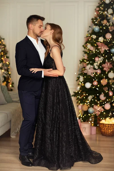Vackra par firar jul tillsammans — Stockfoto