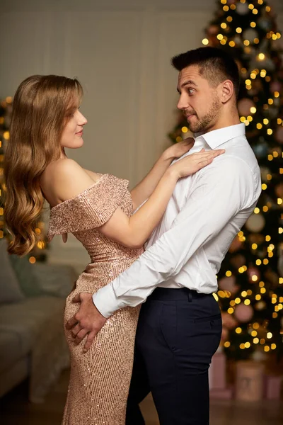 Vackra par firar jul tillsammans. — Stockfoto