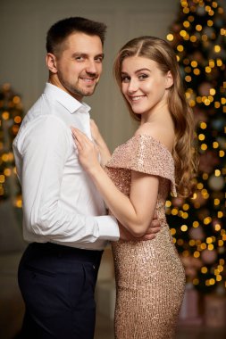 Güzel bir çift Noel 'i birlikte kutluyor..