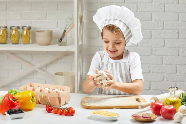 Kleiner Junge mit Mütze und Kochschürze — Stockfoto