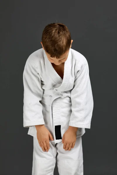 Niño vestido con un kimono de karate blanco —  Fotos de Stock