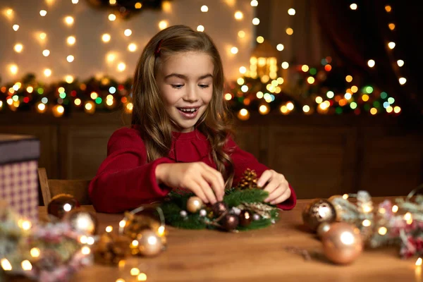 Szczęśliwy cute little girl dziecko sprawia, że ręcznie Boże Narodzenie wieniec — Zdjęcie stockowe