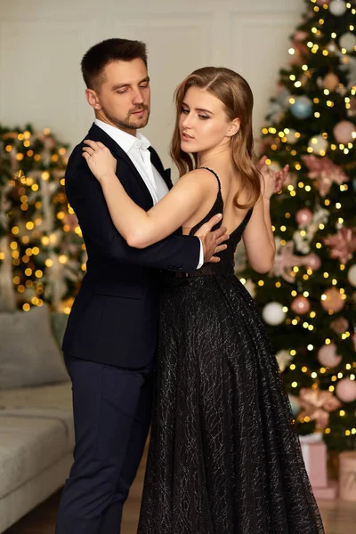 Oturma odasında dans eden güzel çift.