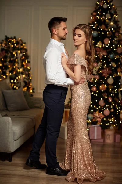 Vackra par firar jul tillsammans. — Stockfoto