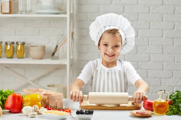 Kleiner Junge mit Mütze und Kochschürze — Stockfoto
