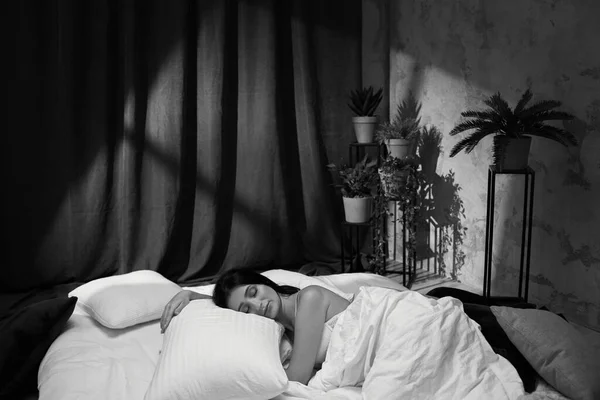 Красивая молодая женщина спит в своей спальне — стоковое фото