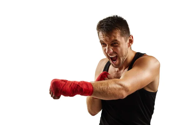 Hombre deportivo en vendajes deportivos rojos en sus manos luchando — Foto de Stock