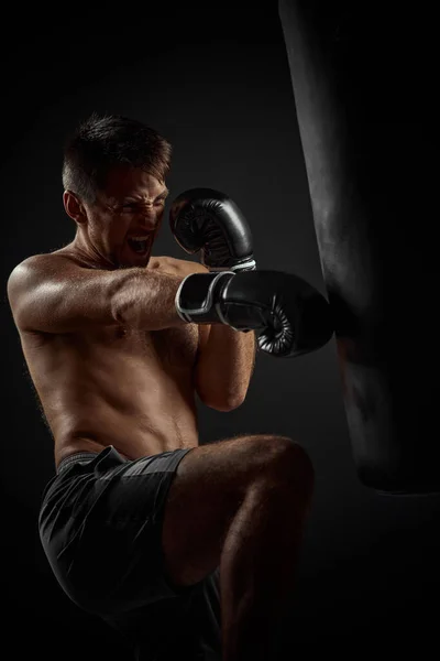 Boxeador de perforación en bolsa de boxeo — Foto de Stock