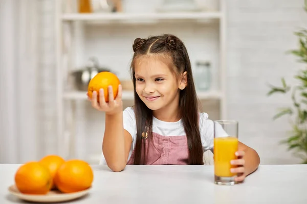 Niña con naranjas y jugo. — Foto de Stock