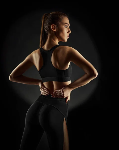 Fuerte deportivo hermosa mujer en ropa deportiva negro — Foto de Stock