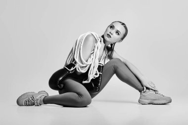 Siyah boks eldivenli, beyaz ipli seksi kadın modeli.