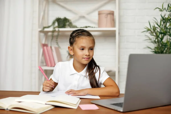 Klein kind meisje met behulp van laptop voor het studeren online — Stockfoto