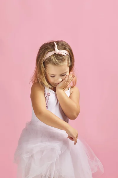 Criança menina sonhos de se tornar uma bailarina. — Fotografia de Stock