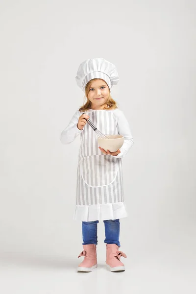 Милий маленька дівчинка шеф-кухар готує здорову їжу . — стокове фото