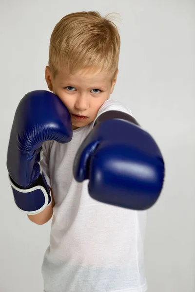 Boxer-Junge in Boxerhandschuhen — Stockfoto