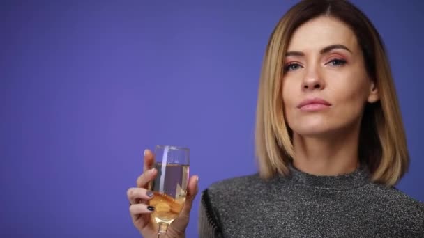 Zbliżenie, piękna blondynka kaukaska kobieta trzyma szklankę szampana — Wideo stockowe