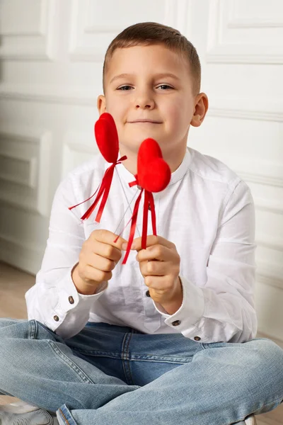 Dia dos Namorados. menino pequeno bonito segurando coração vermelho — Fotografia de Stock