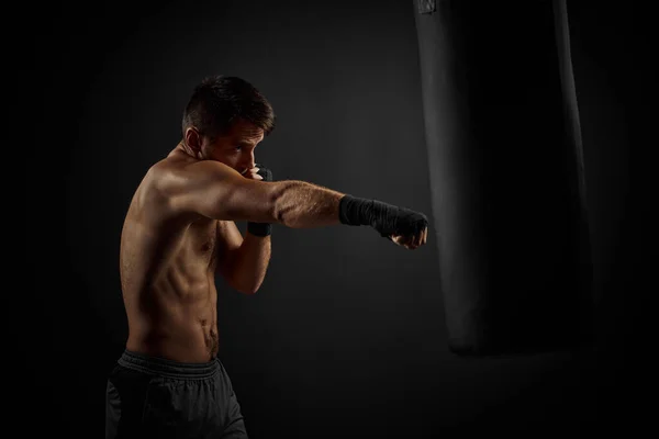 Masculino boxer perfuração no boxe saco — Fotografia de Stock