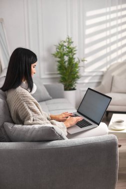 İnternetten alışveriş için dizüstü bilgisayar kullanan kadın