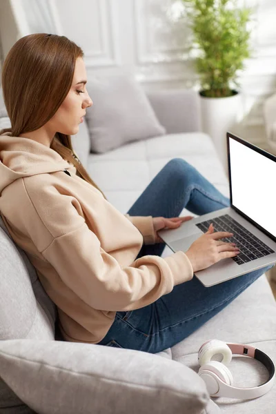 Jovem mulher usando laptop em casa — Fotografia de Stock