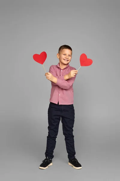 День валентинки. милий маленький хлопчик тримає червоне серце — стокове фото