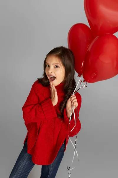 Gelukkig kind meisje met rode hart vormige ballon — Stockfoto