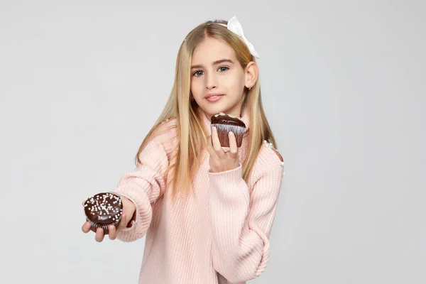 Menina segurando nas mãos dois bolos — Fotografia de Stock