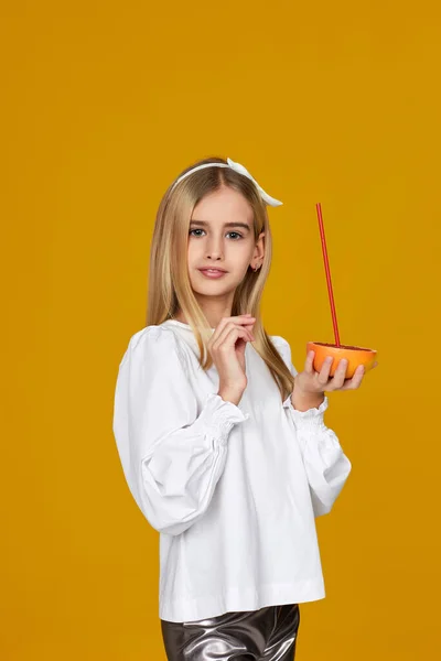 Söt liten barn flicka som håller färsk saftig grapefrukt — Stockfoto
