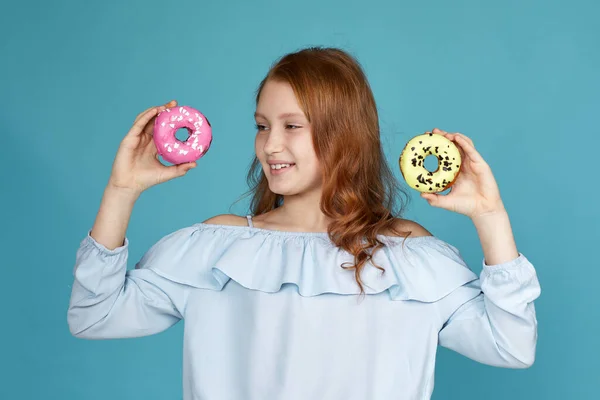 Мила приваблива дитина дівчина тримає смачний пончик — стокове фото
