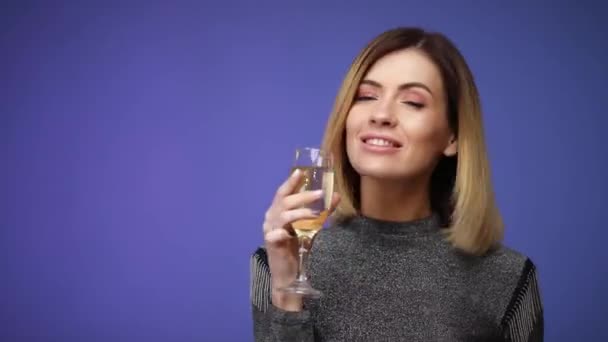 Närbild, vacker blond kaukasisk kvinna som håller glas champagne — Stockvideo