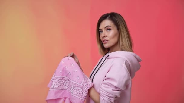 Caucasian woman holding oranges and looking at the camera — Stock Video