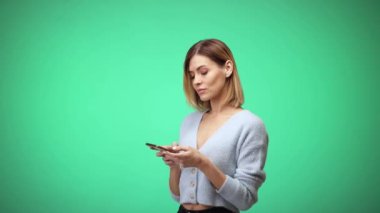 Kafkasyalı kadın cep telefonu kullanıyor.