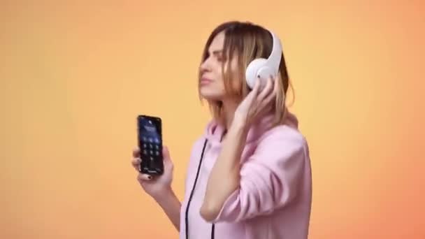 Ξανθιά γυναίκα χορεύει με ακουστικά — Αρχείο Βίντεο