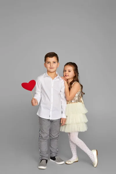 Pareja feliz niña y niño con corazones rojos — Foto de Stock