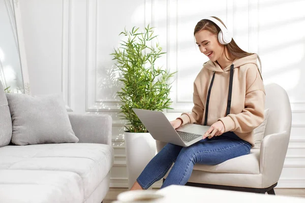 Jovem mulher usando laptop em casa — Fotografia de Stock